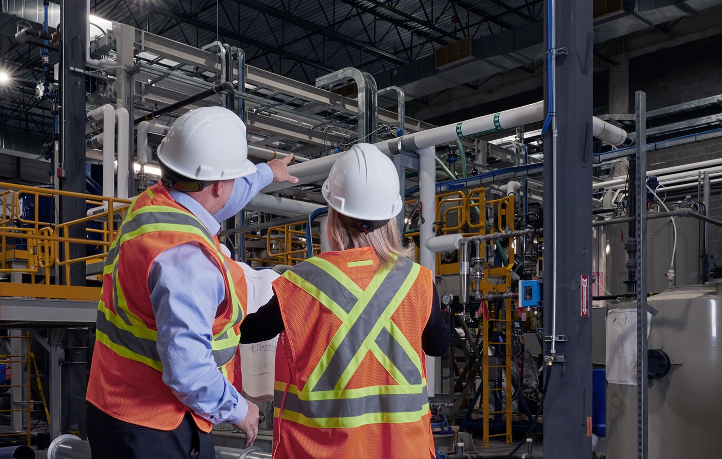 deux employes dans usine
